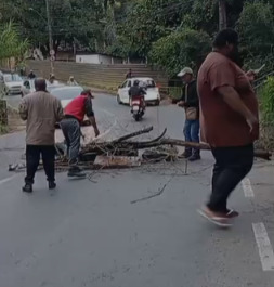 Moradores do Borboleta  fecham tr&acirc;nsito e cobram sinaliza&ccedil;&atilde;o