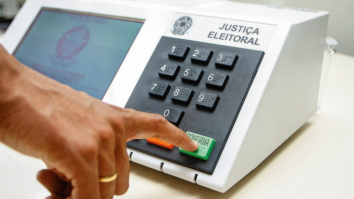Demonstra&Aacute;&iquest;o do uso da urna eletr&Ugrave;nica para as elei&Aacute;&iquest;es de 2006.