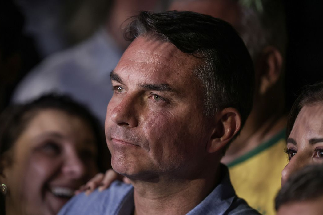 Mendon&ccedil;a multa Fl&aacute;vio por impulsionar post negativo contra Lula