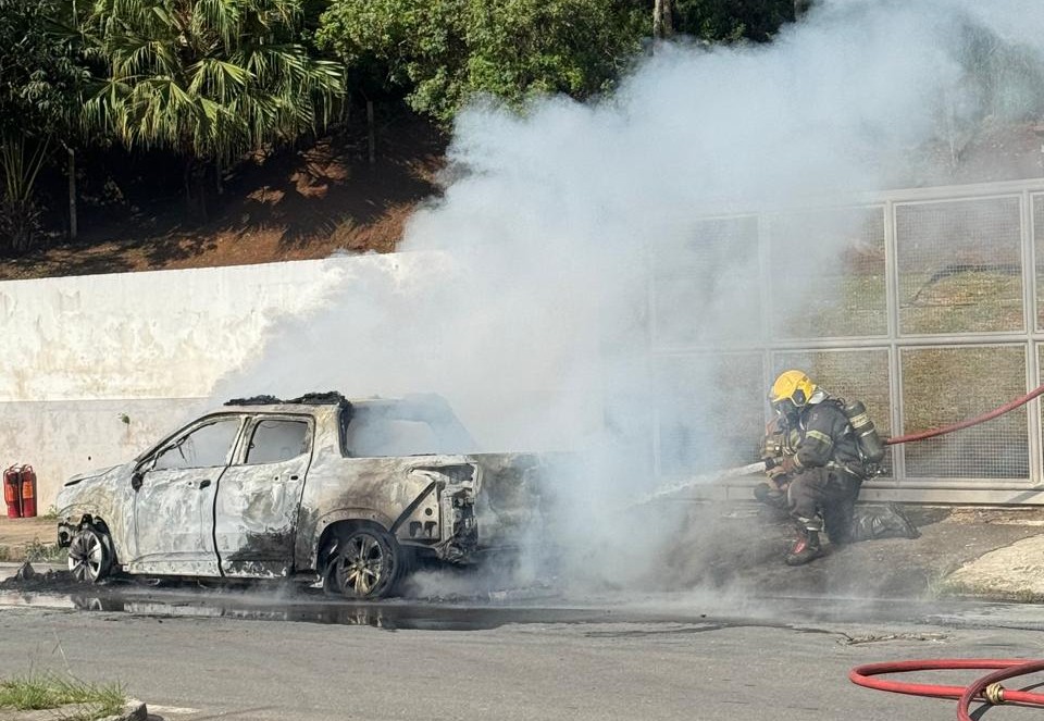 Carro pegou fogo na Rua Paracatu em JF