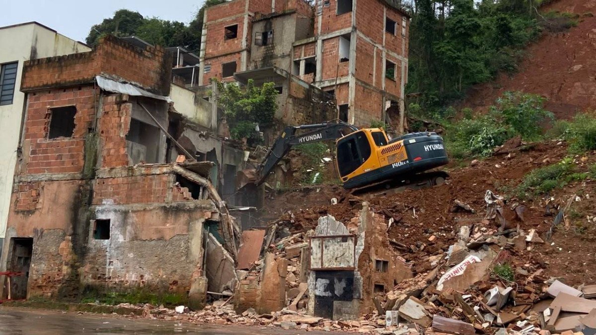PJF finalizou demoli&ccedil;&atilde;o de dez im&oacute;veis nesta semana 