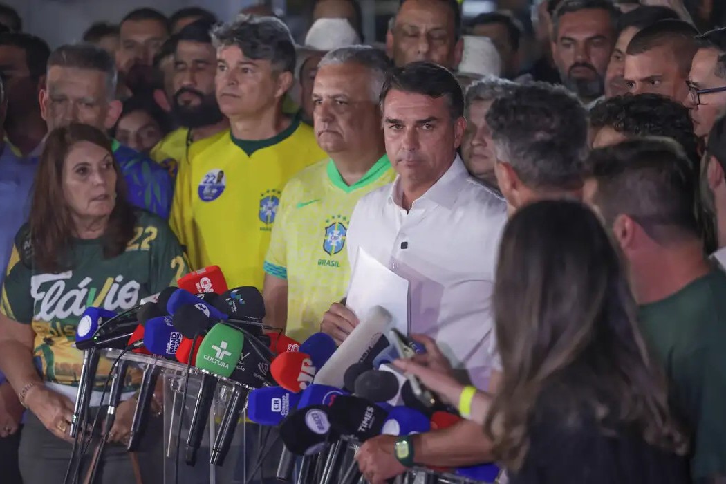 Moraes manda Fl&aacute;vio entregar passaporte e o pro&iacute;be de deixar o pa&iacute;s 