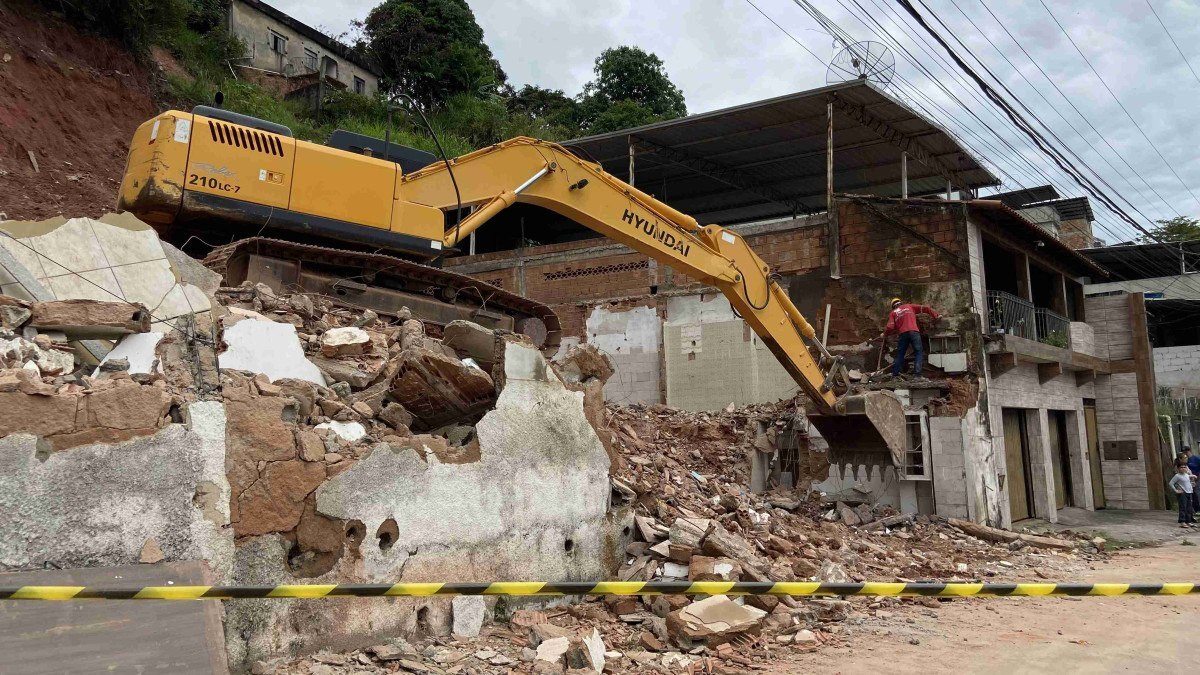 Mais dezessete im&oacute;veis foram demolidos em Juiz de Fora nesta semana 