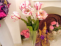 Foto de dois modelos de
jarras com flores