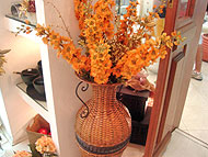Foto
 de jarra r?stica com flores laranja para ficar no ch?o