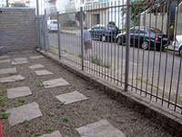 foto da ?rea externa de uma casa composta por pedras