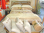 Foto de cama arrumada com almofadas