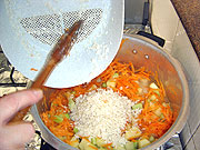 Foto uma panela com arroz e legumes