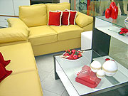 Foto de um sof? amarelo com almofadas e uma
mesa de centro