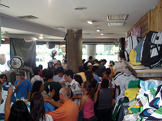 Foto de com&eacute;rcio lotado