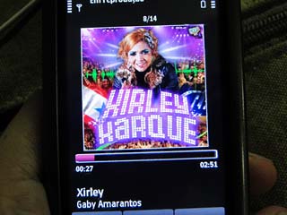 Foto de celular tocando musica