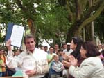 Prefeito
Alberto Bejani assinando decreto que tornou imune de corte uma ?rvore pau-brasil