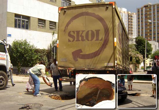 Flagrante de um caminh?o que tombou e parte dos asfalto rompeu no centro de Juiz de Fora
