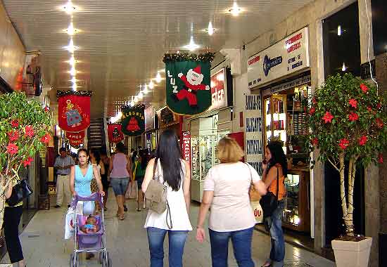 Foto de local onde s?o acessas as velas pega fogo e policial tenta apagar