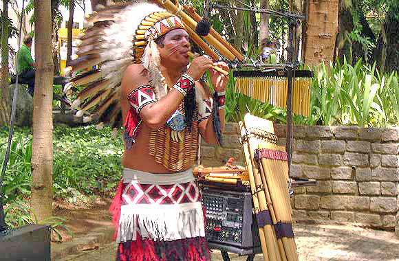 Foto de ?ndio tocando flauta
no Parque Halfeld