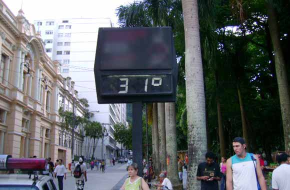 Foto do rel?gio marcanto altas temperaturas