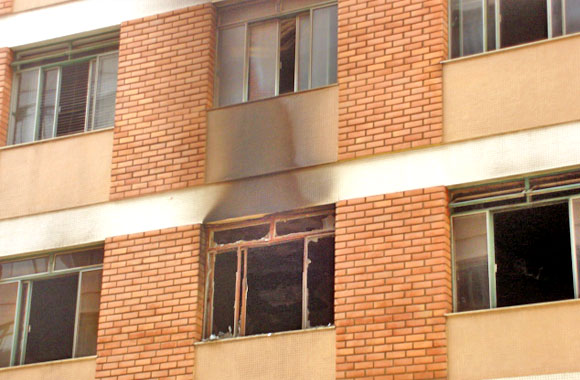 Foto: ACESSA.com Foto da janela do apartamento incendiado