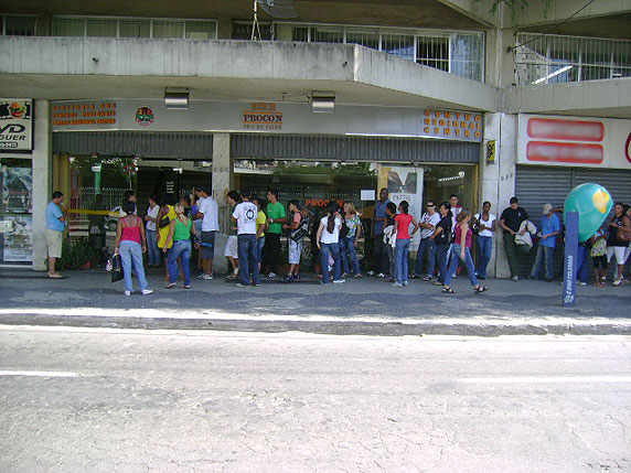 Foto da fila em frente ao Pólo de Antendimento ao
Eleitor