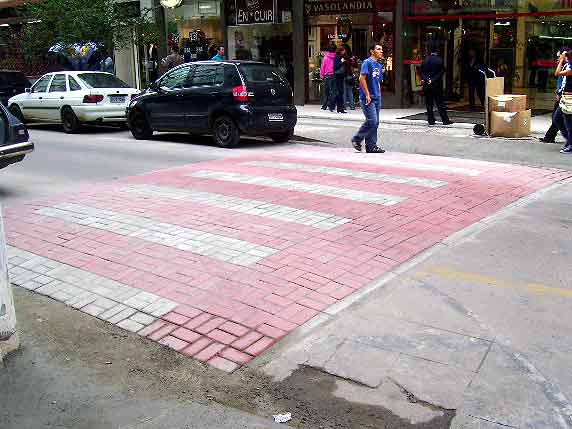 Foto de redutor de velocidade na rua Braz Bernardino