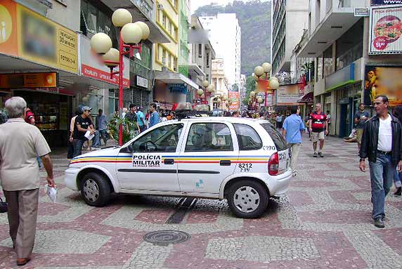 Foto de viatura da PM estacionada no Cal?ad?o
