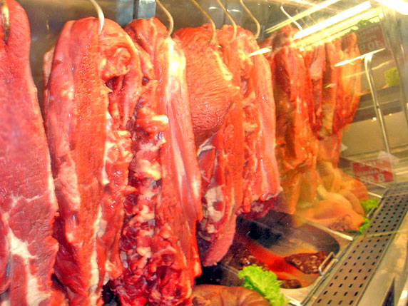 Foto de carnes bovinas em freezer no a?ougue