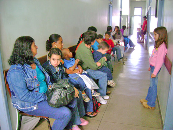 Foto de crianças esperando atendimento
no Departamento de Saúde da Criança e do Adolescente