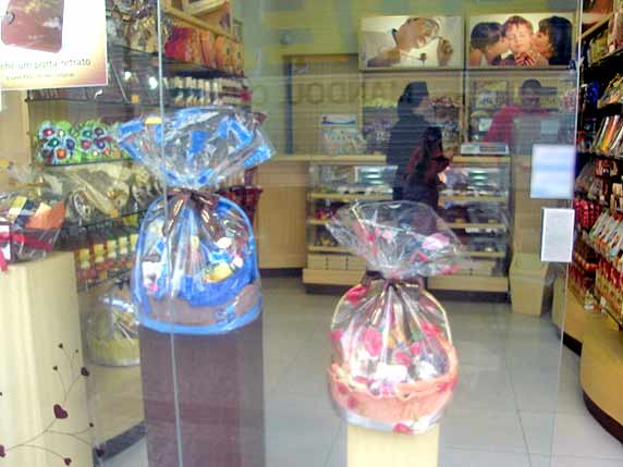 Foto de vitrine com cesta de chocolates