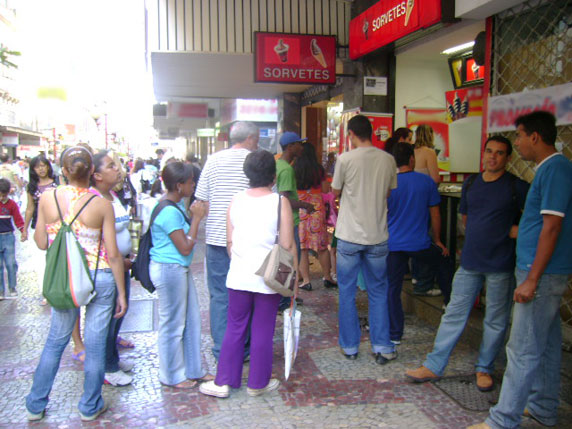 Foto de fila na sorveteria