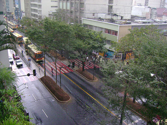 Foto da Avenida Rio Branco mostrando asfalto molhado de chuva
