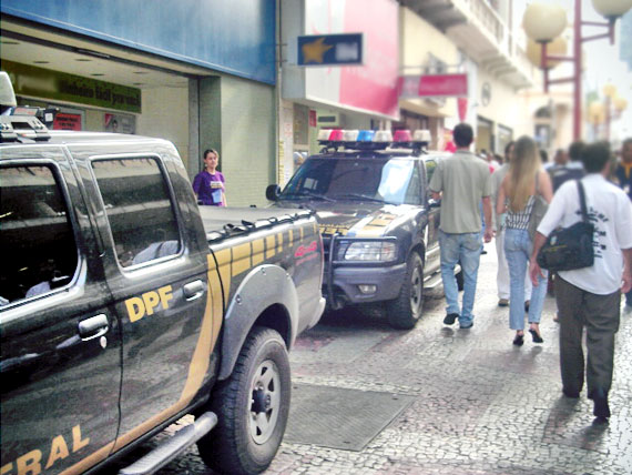 Foto das viaturas da Polícia Federal