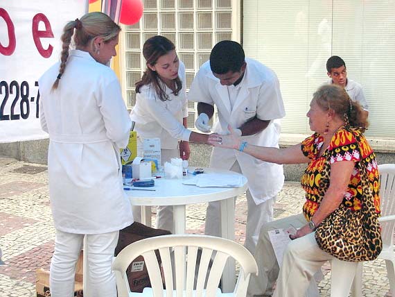 Foto de uma pessoa fazendo o teste de glicemia