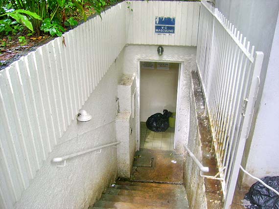 Montagem com fotos de homens
trabalhando na revitaliza??o do Parque Halfeld e na constru??o da Casa do Papai Noel