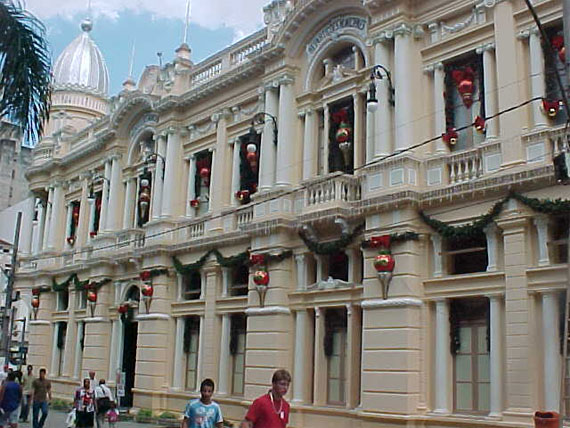 Montagem com fotos uma vitrine e uma banca vendendo cart?es