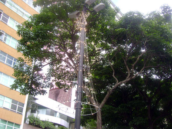 Foto de ?rvore de Natal acesa de dia