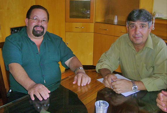 Foto mostrando 
os dois vereadores
