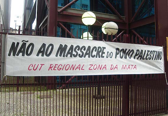 Foto de uma faixa do protesto