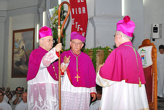 Dom Gil recebe o b?laco durante posse can?nica