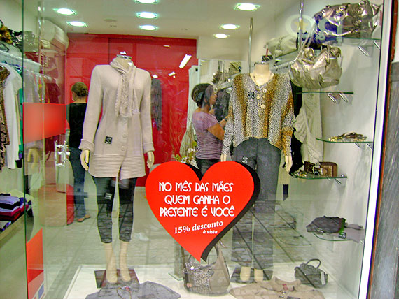 vitrine de loja com Promoção no Dia das Mães