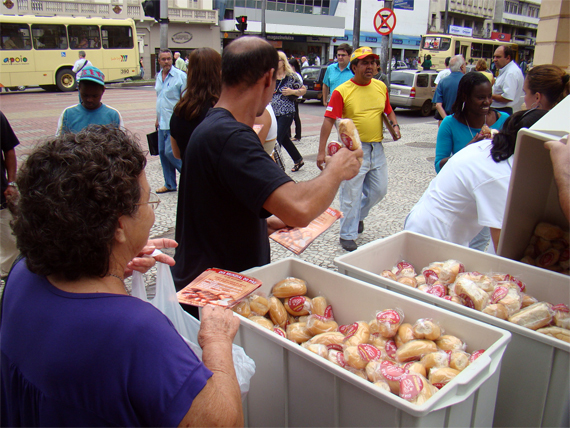 Distribui&ccedil;&atilde;o de p&atilde;es no Parque Halfeld