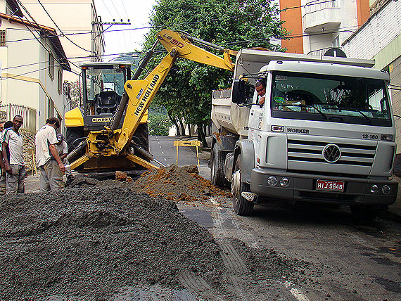 Foto de obras na rua Esp&iacute;rito Santo