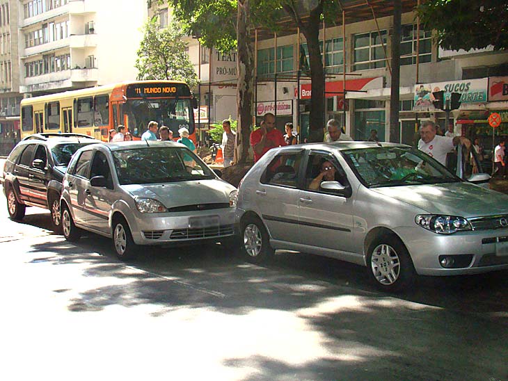 Carros batidos na Avenida Rio Branco