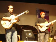 Parte do nosso
trio. Ney Concei??o, no baixo e Nelson Faria, na guitarra