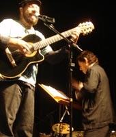 maestro Sylvio Gomes,
regente da orquestra Pr?-M?sica com Jo?o Bosco