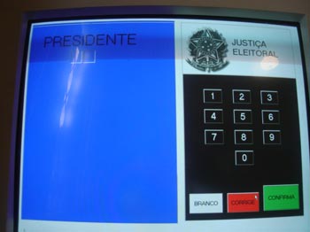 Foto: ACESSA.com urna feita pelos alunos da Escola Estadual Ant?nio Carlos