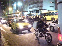 foto de um
motoqueiro no centro de Juiz de Fora, no meio do tr?nsito