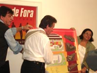 Foto do reitor da UFJF, Henrique Duque, com o prefeito Alberto Bejani e a 
secret?ria de Sa?de e Saneamento, Maria Aparecida Soares, segunrando o projeto arquitet?nico do Hospital da Zona Norte