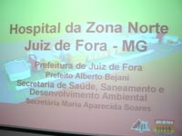 Foto do reitor da UFJF, Henrique Duque, com o prefeito Alberto Bejani e a 
secret?ria de Sa?de e Saneamento, Maria Aparecida Soares, segunrando o projeto arquitet?nico do Hospital da Zona Norte