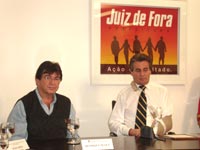 Foto do reitor da UFJF, Henrique Duque, com o prefeito Alberto Bejani