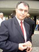 Foto de Natanael Romero, representante da empresa que ganhou 
a licita??o para instalar as m?quinas de bilhetagem eletr?nica, mostrando alguns cart?es
