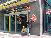 foto
da fachada do Banco do Brasil com cartazes de greve
